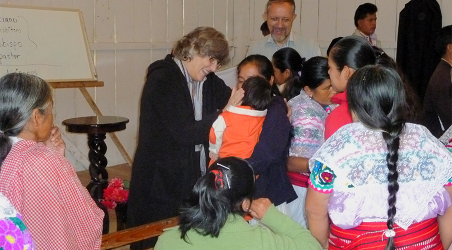 Missionare von den „Freunden Mexikanischer Indianer-Bibelzentren“ im Gottesdienst bei Tutunakú-Indianern. Foto: Joachim Kauffmann