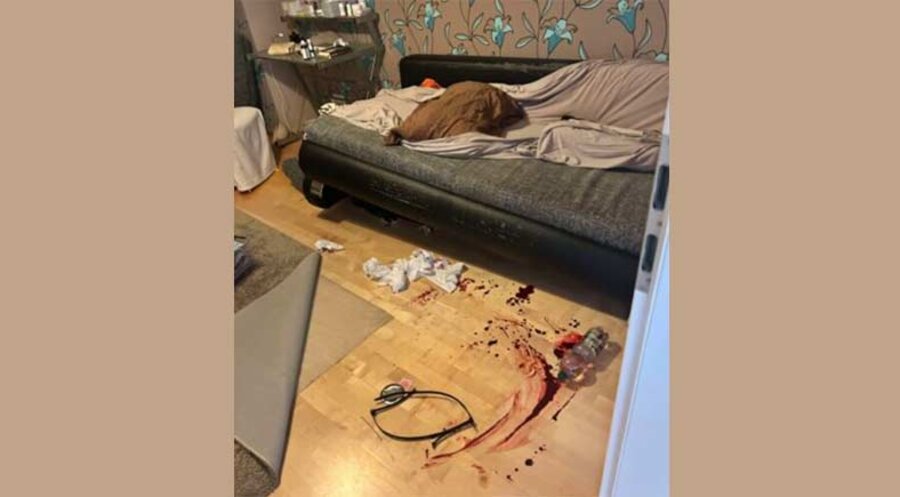 Das Schlafzimmer nach dem SEK-Einsatz. Auf dem Boden die Kabelbinder, mit denen Alexander Epp gefesselt worden war. Das Blut auf dem Boden stammt von Alexander Epps Gesicht. Foto: Wera Forum Duisburg
