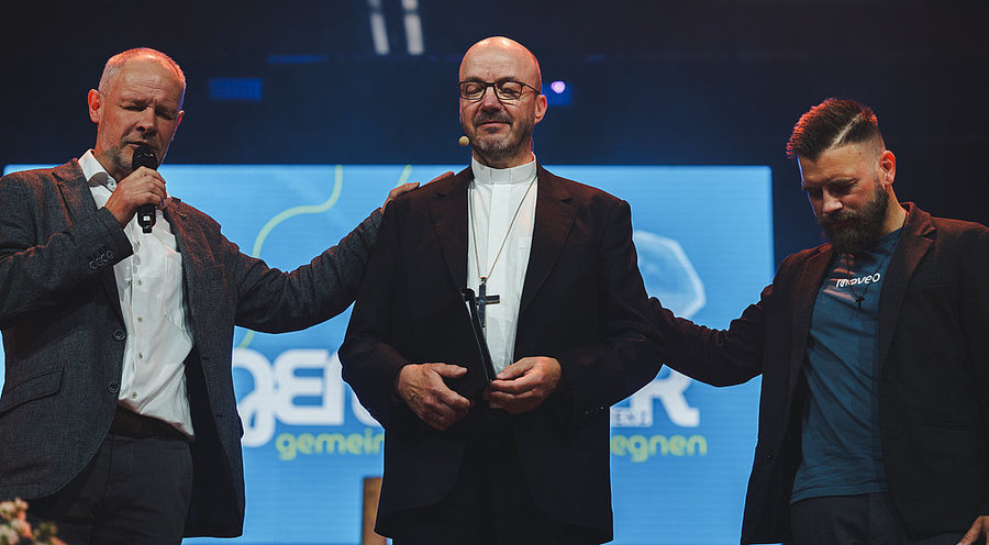 Der evangelische Pfarrer Mögel und der freikirchliche Pastor Mudrich beten für Landesbischof Bilz vor seiner Predigt. Foto: Oberlausitzer Netzwerk Christlicher Leiter  