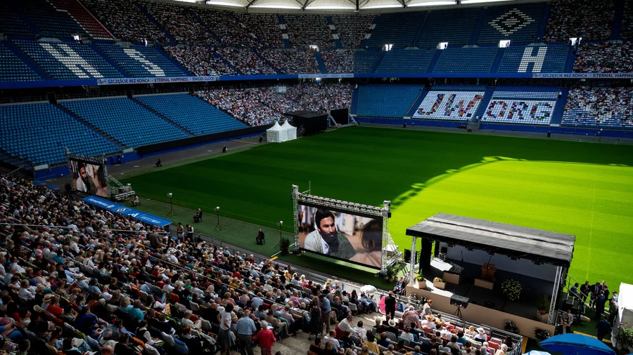 Zehntausende Zeugen Jehovas trafen sich im Hamburger Volksparkstadion. 