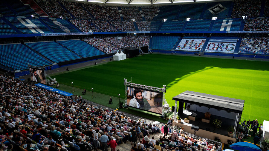 Zehntausende Zeugen Jehovas trafen sich im Hamburger Volksparkstadion. 