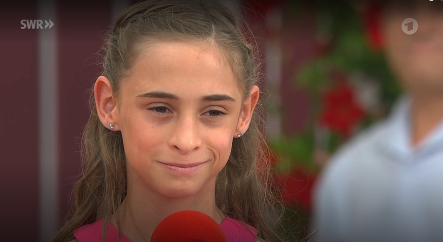 Die elfjährige Mariella sang das Lied „Du bist du“ im Rahmen ARD-Musiksendung „Immer wieder Sonntags“.