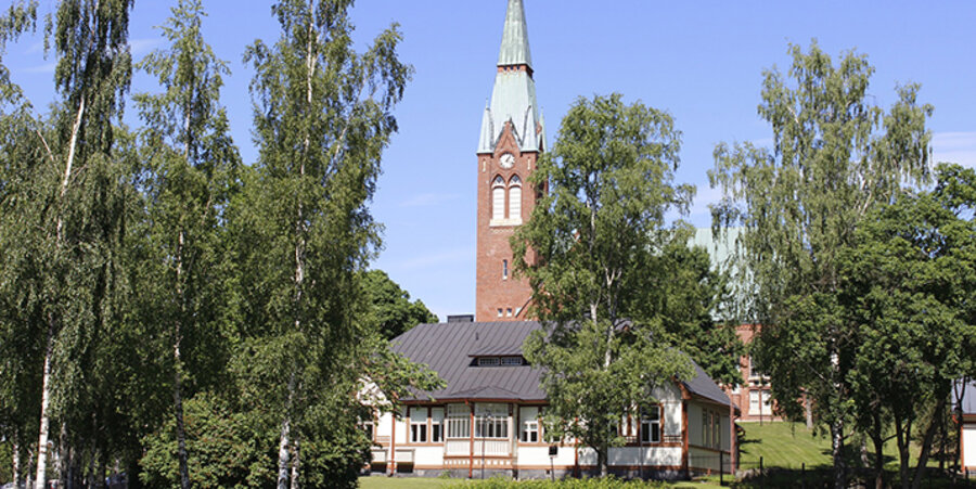 Viele Pfarrer leben im Pfarrhaus, das an die Kirche angeschlossen ist. Foto: pixabay.com