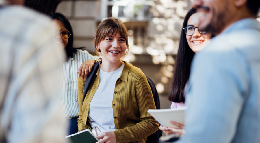 Die Schule ist geschafft, der Abschluss in der Tasche – und dann? Foto: iStock/FreshSplash