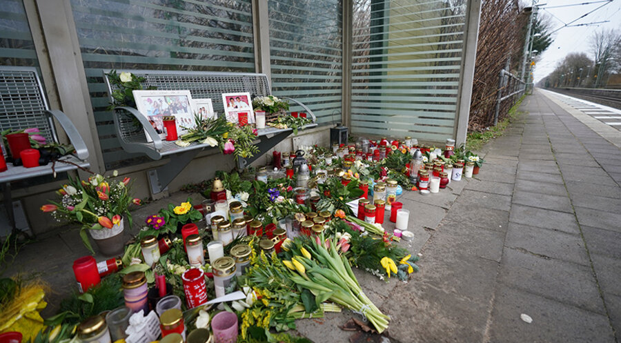 Kerzen und Blumen stehen und liegen im Bahnhof Brokstedt. Foto: Picture Alliance/Marcus Brandt