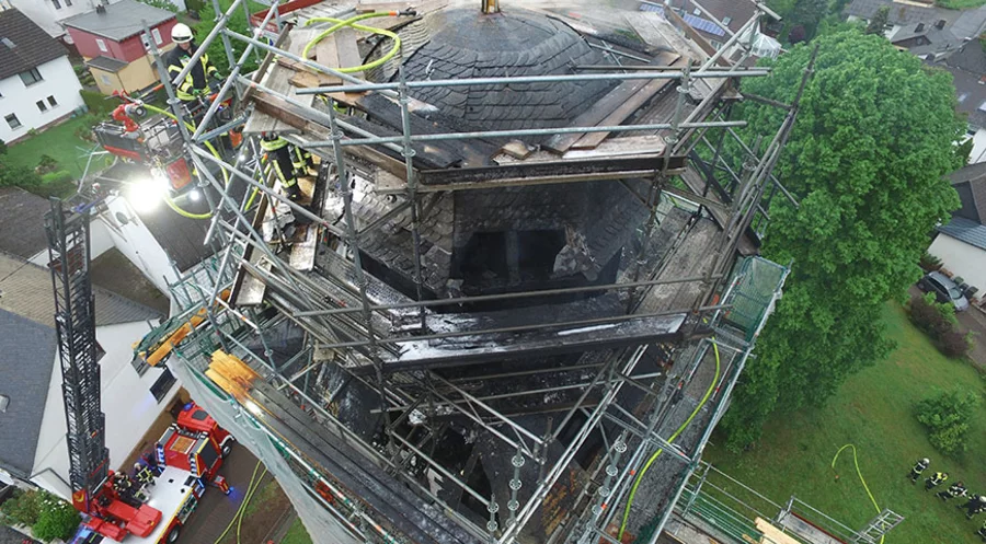 Der ausgebrannte Turm der Evangelischen Kirche Nordhofen bei Montabaur. Foto: Evangelische Kirche Dekanat Westerwald