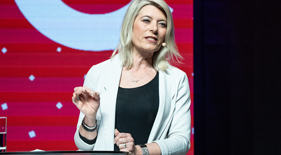 ICF-Pastorin Sibylle Beck: In schwierigen Situationen auf Gottes Stimme hören. Foto: IDEA/Markus Pletz 