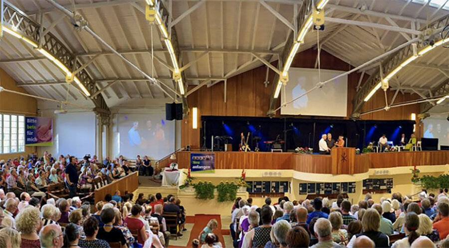 Gut gefüllt: die altehrwürdige Konferenzhalle im thüringischen Bad Blankenburg. Foto: Evangelische Allianz Deutschland