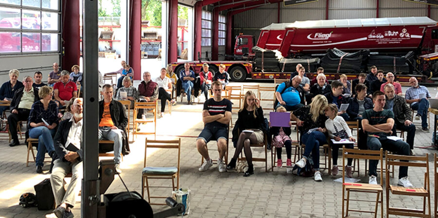 Wegen der Corona-Pandemie hat die Evangelisch-Freikirchliche Gemeinde in Firrel ihre Gottesdienste in den vergangenen zwei Jahren in der großen Fahrzeughalle eines Tiefbauunternehmens gefeiert. Foto: Privat 