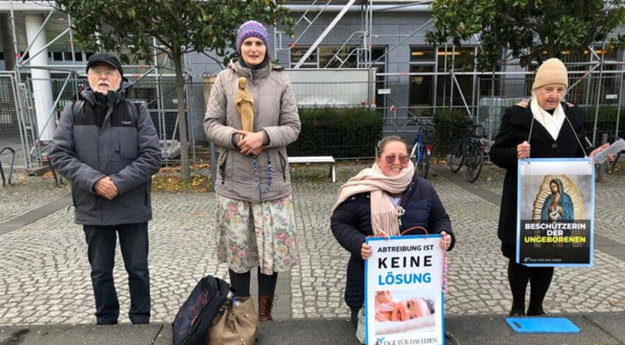 Gebetsteilnehmer der Frankfurter Mahnwache. Foto: 40 Tage für das Leben