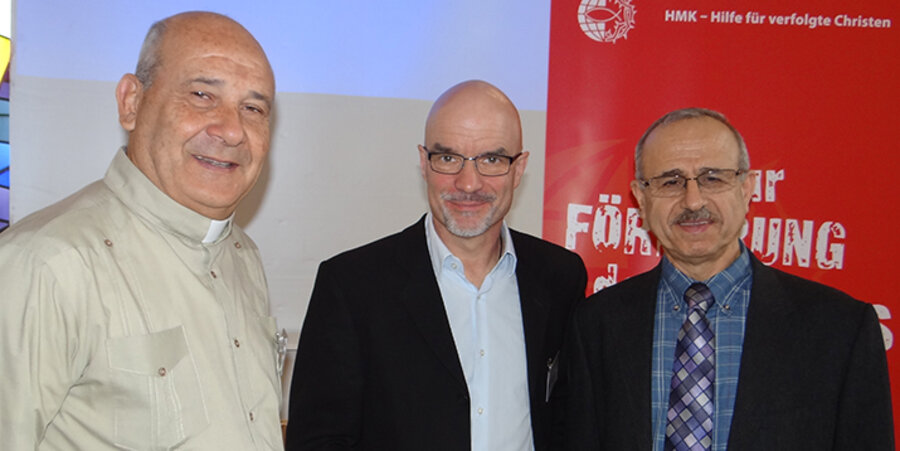 v. l.: Bischof Ricardo Pereira, Missionsleiter der HMK, Manfred Müller, und der aus dem Iran stammende Evangelist Daniel Shayesteh. Foto: idea/Klaus Rösler