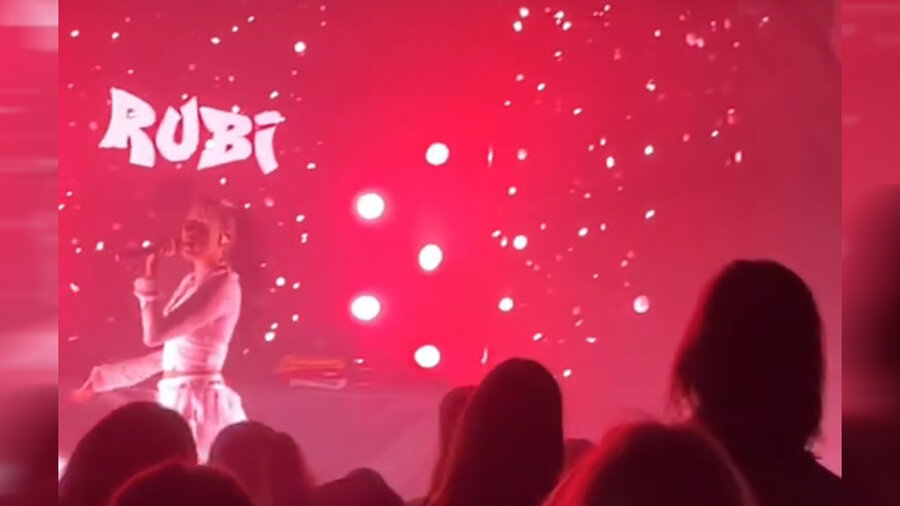 Die deutsche Rapperin Rubi bei ihrem Auftritt am „Freakstock“-Festival.