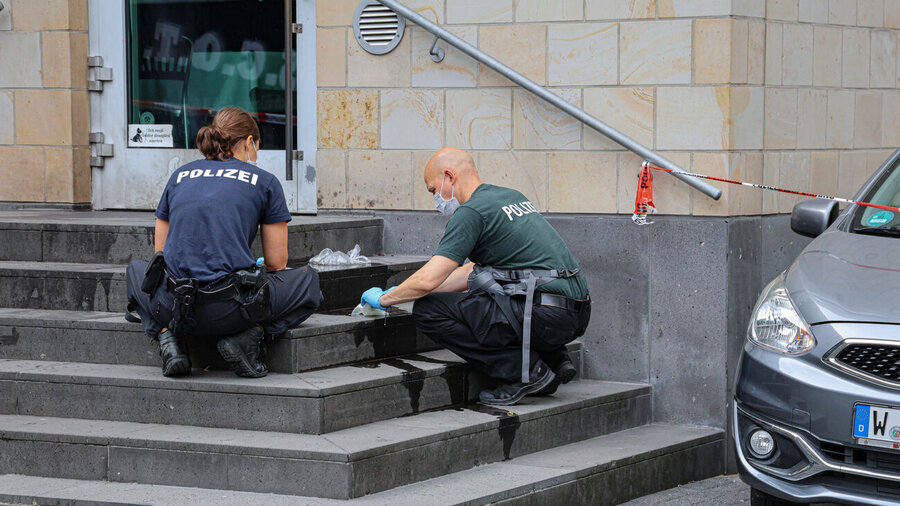 Polizisten sichern Spuren an der Synagoge. 