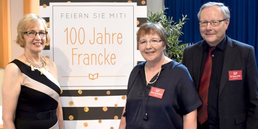 v. l.: Die US-Amerikanerin Lynn Austin, Verlagsleiterin Anne-Ruth Meiß und Francke-Geschäftsführer Klaus Meiß. Foto: idea/Hadem