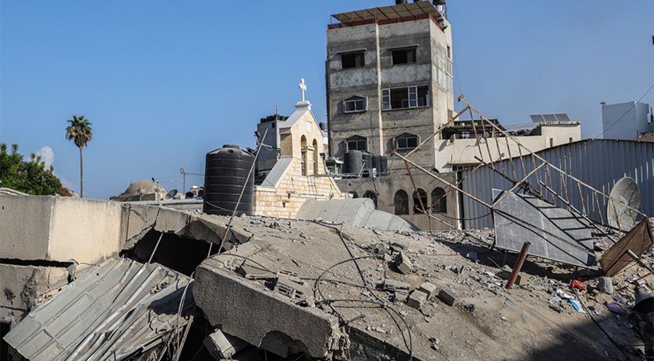 Blick auf die Überreste des durch einen Raketenangriff zerstörten Gebäudes auf dem Gelände der griechisch-orthodoxen Kirche St. Porphyrios in Gaza-Stadt. Foto: picture alliance/dpa/Mohammad Abu Elsebah