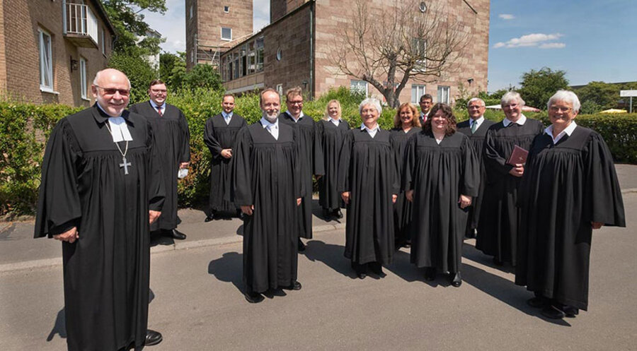 Die Prädikanten mit Prälat Böttner (l.) und Studienleiterin Heinicke (2.v.r.) vor der Markuskirche in Kassel. Foto: medio.tv/Schauderna