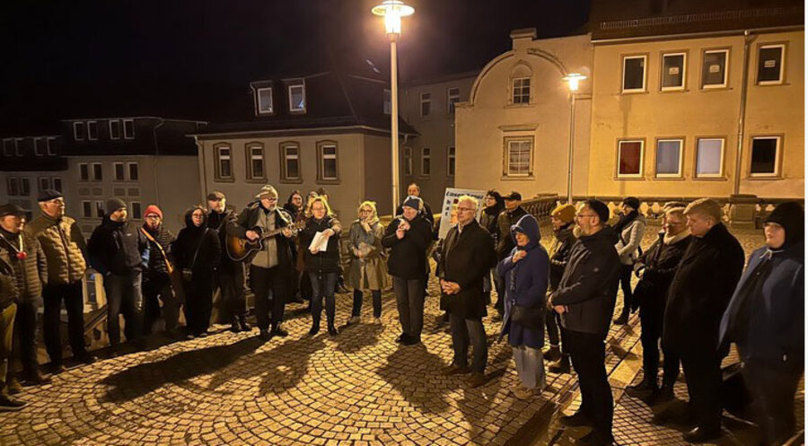„Herz statt Hetze“ ist das Motto der wöchentlichen Treffen in Gera vor der Salvatorkirche. Foto: Wolfgang Hesse