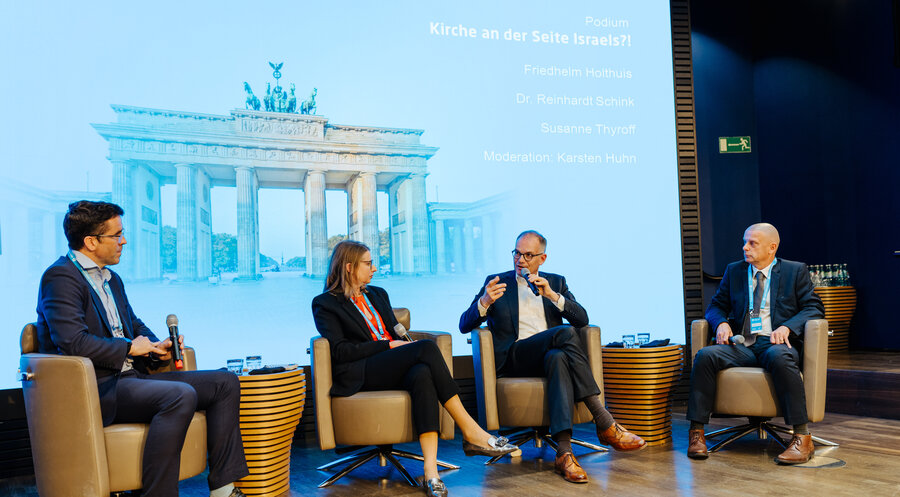 Beim zweiten „Israel Summit“ diskutierten die ERF-Vorstandsvorsitzende, Susanne Thyroff, der EAD-Vorsitzende, Reinhard Schink, und BFP-Präses Friedhelm Holthuis (rechts). Moderiert wurde das Podium von IDEA-Redakteur Karsten Huhn (links). Foto: Jason Terschüren