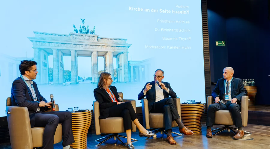 Beim zweiten „Israel Summit“ diskutierten die ERF-Vorstandsvorsitzende, Susanne Thyroff, der EAD-Vorsitzende, Reinhard Schink, und BFP-Präses Friedhelm Holthuis (rechts). Moderiert wurde das Podium von IDEA-Redakteur Karsten Huhn (links). Foto: Jason Terschüren