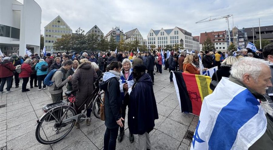 Christen und Juden versammeln sich zum gemeinsamen Gebet auf dem Ulmer Münsterplatz. Foto: Karin Lorenz