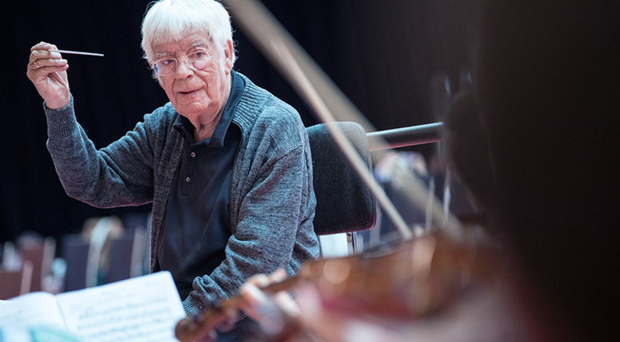Ein reiches Musikleben: Der Chorleiter, Musikpädagoge und Bach-Interpret Helmuth Rilling vollendet am 29. Mai sein 90. Lebensjahr. Foto: Picture Alliance/Sebastian Gollnow/dpa