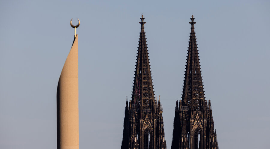 Ein Minarett der Zentralmoschee der DITIB (Türkisch-Islamische Union der Anstalt für Religion) vor dem Kölner Dom. Symbolfoto: picture alliance/dpa | Rolf Vennenbernd