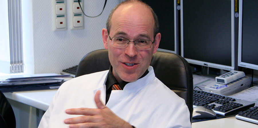 Der bis 2016 amtierende Ärztliche Direktor der HELIOS Kliniken in Schwerin, Rüdiger Karwath, ist unheilbar an Krebs erkrankt. Foto: Privat
