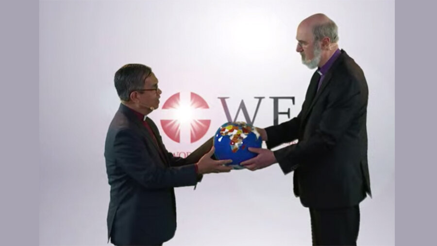 Tendero übergibt symbolisch die Welt an Schirrmacher. Screenshot: Youtube/WEA