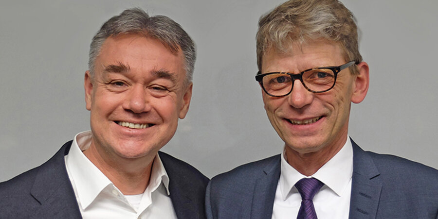 v. l.: Der Missionar und Betriebswirt Peter Westphal und der bisherige Rektor Traugott Hopp. Foto: AWM