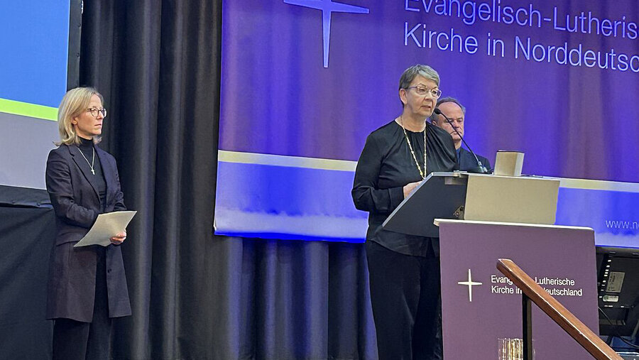 Landesbischöfin Kristina Kühnbaum-Schmidt (Mitte), Bischöfin Nora Steen (links) und Bischof Tilman Jeremias beim gemeinsamen Vorlesen des Wortes des Bischofsrates zum Antisemitismus. Foto: Dieter Schulz/Nordkirche
