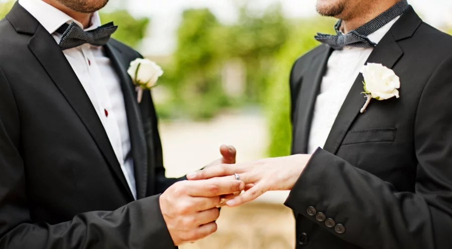Ein Ökumenischer Bekenntnistag in Württemberg hat sich gegen eine Öffnung der kirchlichen Trauung für gleichgeschlechtliche Paare ausgesprochen. Foto: iStock/Orbon Alija