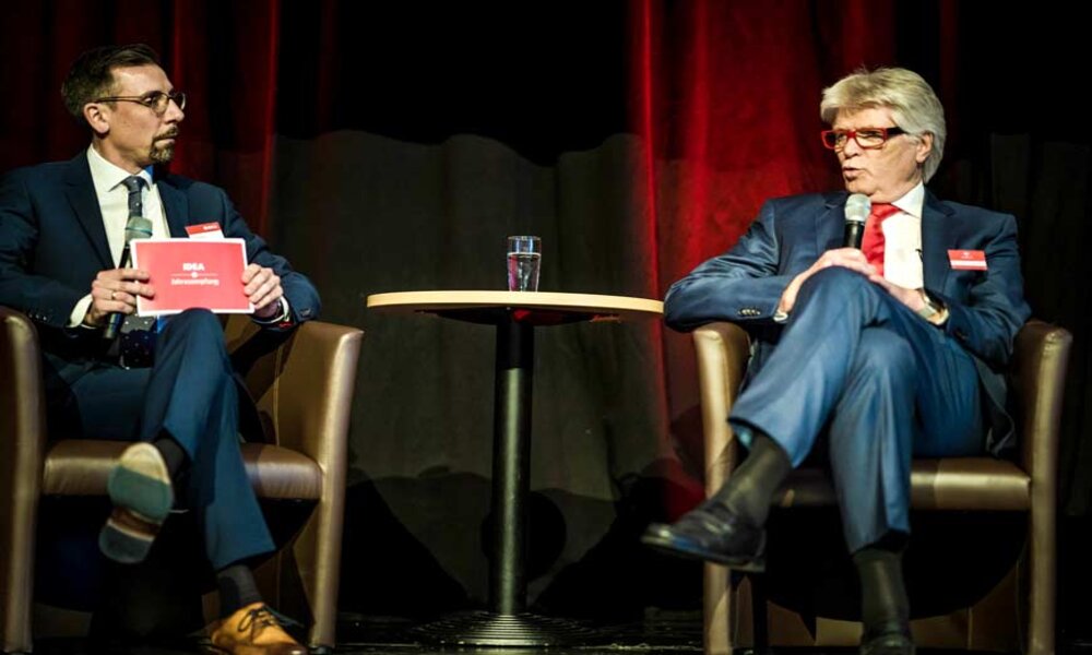 Friedhelm Loh (rechts) sprach mit Dennis Pfeifer über Wirtschaft und Glaube. Foto: IDEA/Matthias Schmitt
