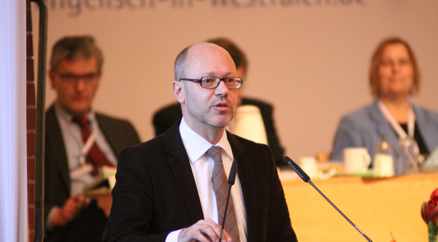 Arne Kupke, Juristischer Vizepräsident der EKvW, während seiner Haushaltsrede. Foto: EKvW 