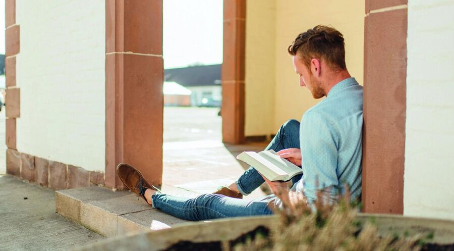 Ein Theologiestudent liest in der Bibel. Foto: Glaubenzentrum Bad Gandersheim e. V.