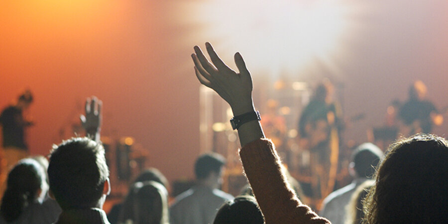 Wachsende Gemeinden praktizieren der Studie zufolge „zeitgemäßen Lobpreis“ mit Gitarren und Schlagzeug, während in schrumpfenden Gemeinden überwiegend die Orgel spielt und der Chor singt. Foto: pixabay.com