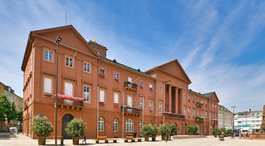 Das Rathaus am Marktplatz ist Sitz der Stadtverwaltung. Foto: IMAGO/imagebroker