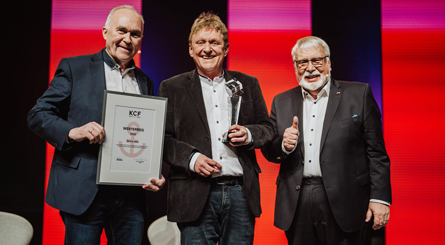 Bei der Verleihung des Wertepreises: Martin Scheuermann, der Preisträger Georg Jahn und Hans-Martin Stäbler (v.l.). Foto: IDEA/Matthias Schmitt