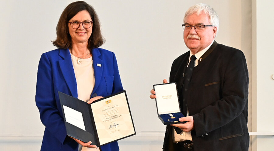 Wolfgang Groß, Mitbegründer der christlichen Hilfsorganisation humedica, erhielt von Landtagspräsidentin Ilse Aigner den Bayerischen Verfassungsorden 2021 überreicht. Foto: Bildarchiv Bayerischer Landtag
