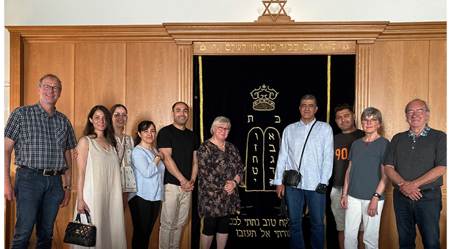 Pfarrer Dieter Bökemeier (li.) und Mitglieder des internationalen Bibelkreises in der Synagoge zusammen mit Prof. Matitjahu Kellig (re.) Foto: Lippische Landeskirche
