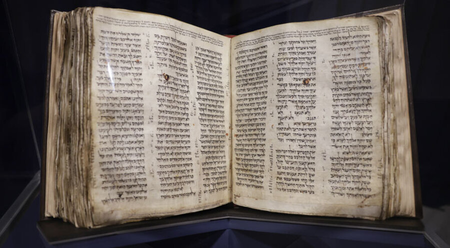 Die älteste fast vollständig erhaltene Handschrift der hebräischen Bibel, der „Codex Sassoon“. Foto: picture-alliance/newscom|JOHN ANGELILLO