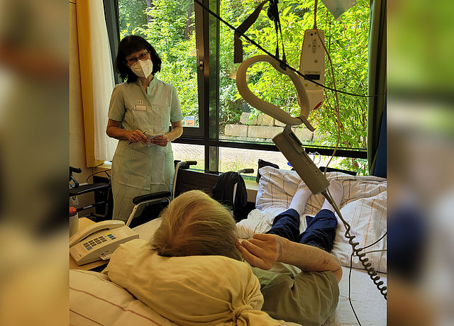 Den Patienten tut der Austausch mit 
den „Grünen Damen und Herren“ gut. Foto: IDEA/Romy Schneider