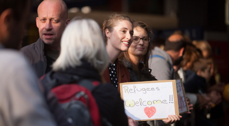 An zahlreichen Bahnhöfen in Deutschland wurden die Flüchtlinge im Jahr 2015 mit Schildern willkommen geheißen. Foto: Picture Alliance/Florian Peljak