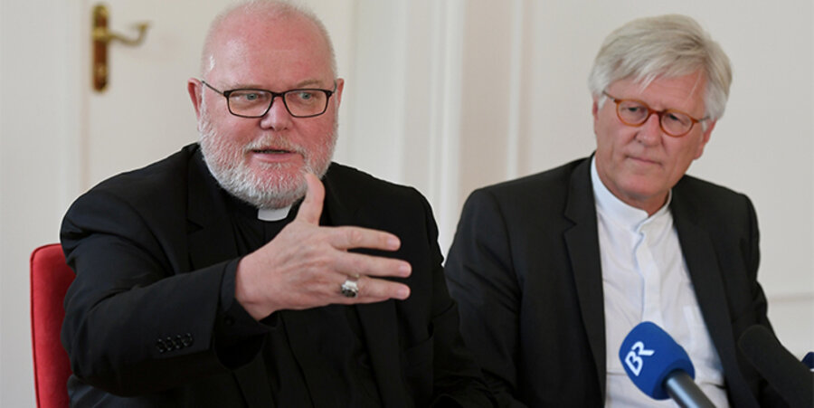 Der Vorsitzende der Deutschen Bischofskonferenz, Kardinal Reinhard Marx, und der EKD-Ratsvorsitzende, Landesbischof Heinrich Bedford-Strohm, bei der Vorstellung des „Gemeinsamen Wortes zum Jahr 2017“ im September. Foto: picture-alliance/Sven Simon