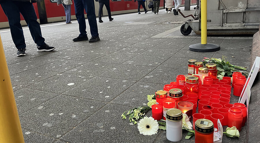 Am Bahnsteig an Gleis 1 im Hauptbahnhof Mannheim liegen Blumen und stehen Grablichter im Gedenken an den getöteten Zugbegleiter. Zuletzt war Mannheim die Einsatzstelle des getöteten Serkan C. Foto: picture alliance/dpa | Wolfgang Jung