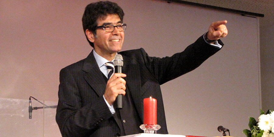 Der aus dem Iran stammende Pastor Albert Babajan. Foto: "Alpha und Omega" Hamburg