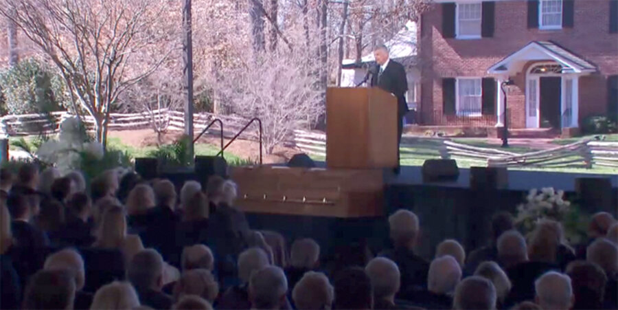 Billy Grahams Sohn Franklin sprach auf der Beerdigung seines Vaters vor mehr als 2.000 Trauergästen. Screenshot: Facebook/Franklin Graham
