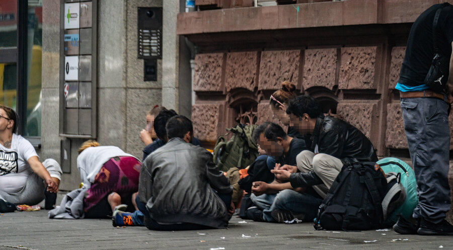 Menschen konsumieren Drogen in der Niddastraße im Frankfurter Bahnhofsviertel. Hier soll das „Suchthilfezentrum“ entstehen. Foto: picture alliance / epd-bild | Peter Jülich