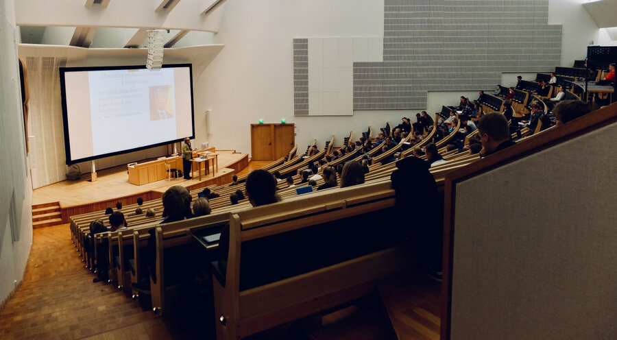 Nach dem Vortrag können die Studenten den Referenten Fragen stellen. Symbolfoto: unsplash.com