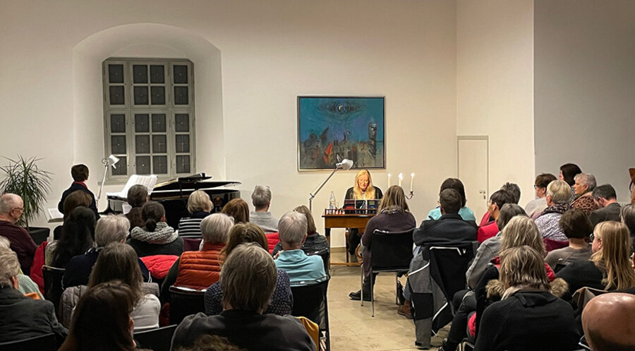 Die Theologin Angela Rinn hat bereits sechs Kriminalromane veröffentlicht. Foto: Sigrid Rühl