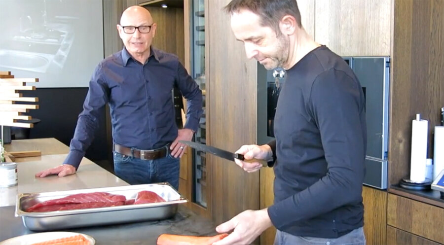 Pfarrer Hannes Bauer (links) beim Gottesdienst mit dem Koch Helmut Feuerlein. Screenshot: YouTube/Bonhoeffer Gemeinde Friedrichshafen
